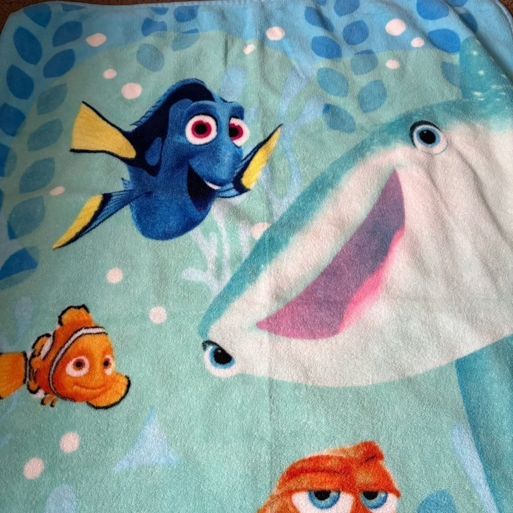 Disney Finding Dory Blue and Orange Blanket Fleece Fish